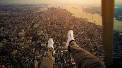 פחד גבהים הוא פחד מפני השלב הבא בחיים. | שאטרסטוק