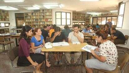 האם שוק היהדות המונגשת הוא כר נוח במיוחד להשחתת מידות? לימוד במכינה. | מרים צחי