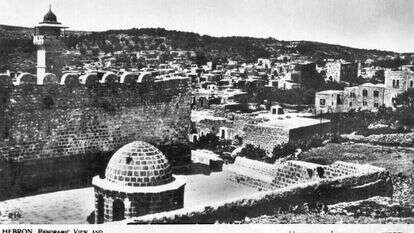 מערת המכפלה בחברון בתחילת שנות העשרים באדיבות נדב מן, ביתמונה, מאוסף יחיאל זהבי; האוסף הלאומי לתצלומים על שם משפחת פריצקר, הספרייה הלאומית מערת המכפלה בחברון בתחילת שנות העשרים באדיבות נדב מן, ביתמונה, מאוסף יחיאל זהבי; האוסף הלאומי לתצלומים על שם משפחת פריצקר, הספרייה הלאומית