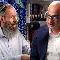 פרופ' משה כהן אליה והרב יגאל לוינשטיין. | מסך מתוך הפודקאסט על המשמעות