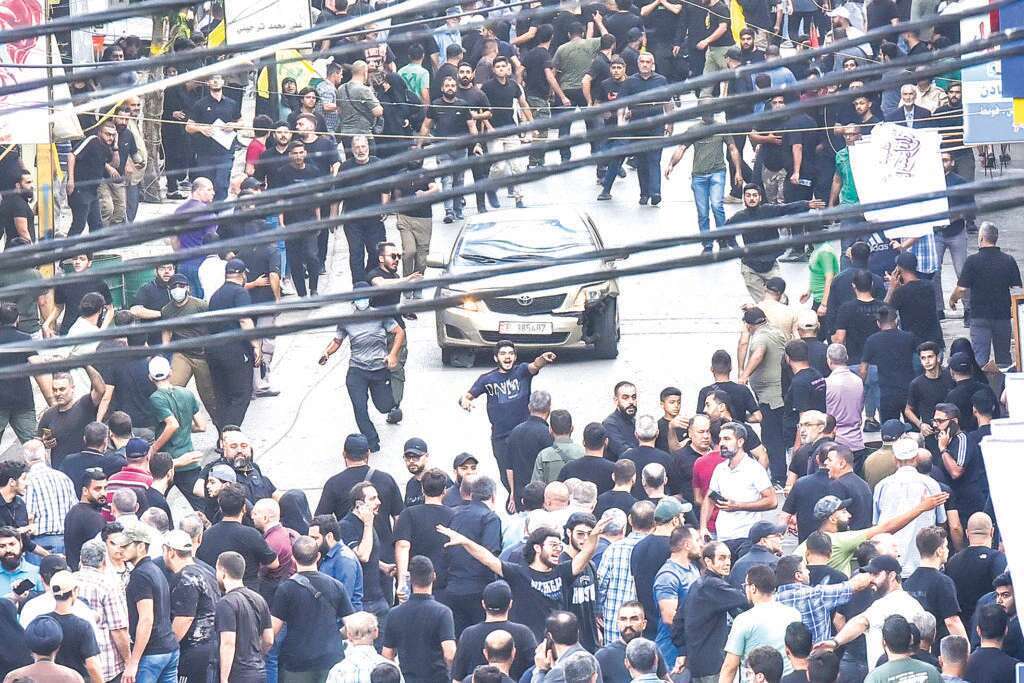 פיצוץ במכונית בביירות במהלך הלוויה לאחד מהרוגי הביפרים הממולכדים. | AFP