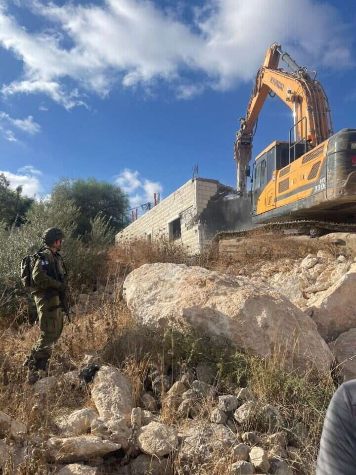 הרס מבנה בלתי חוקי בשטח B. | המנהל האזרחי הרס מבנה בלתי חוקי בשטח B. | המנהל האזרחי