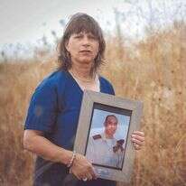 "צריך להבין שאנחנו במלחמה" מזרחי עם תמונת בעלה ברוך ז"ל. | אריק סולטן