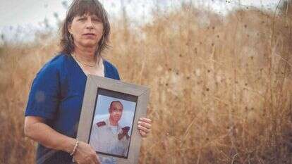 "צריך להבין שאנחנו במלחמה" מזרחי עם תמונת בעלה ברוך ז"ל. | אריק סולטן "צריך להבין שאנחנו במלחמה" מזרחי עם תמונת בעלה ברוך ז"ל. | אריק סולטן