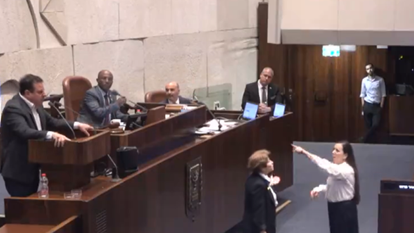 טלי גוטליב מוחה על דבריו של איימן עודה במליאה, בשבוע שעבר. | מסך מתוך ערוץ הכנסת