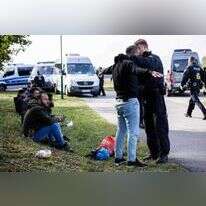 קצין משטרה גרמני בודק מהגרים ליד הגבול עם פולין. | איי.אף.פי