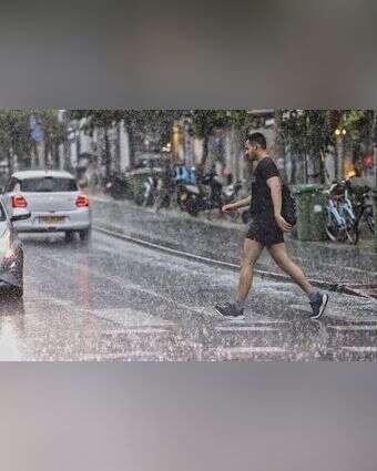 גשם ברחובות תל אביב. | יהושע יוסף - פלאש 90 גשם ברחובות תל אביב. | יהושע יוסף - פלאש 90