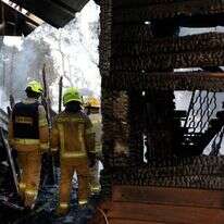 כוחות כיבוי והצלה בבית שנפגע מפגיעת טיל בקדיתא. | AFP