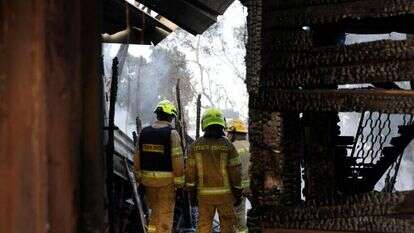 כוחות כיבוי והצלה בבית שנפגע מפגיעת טיל בקדיתא. | AFP