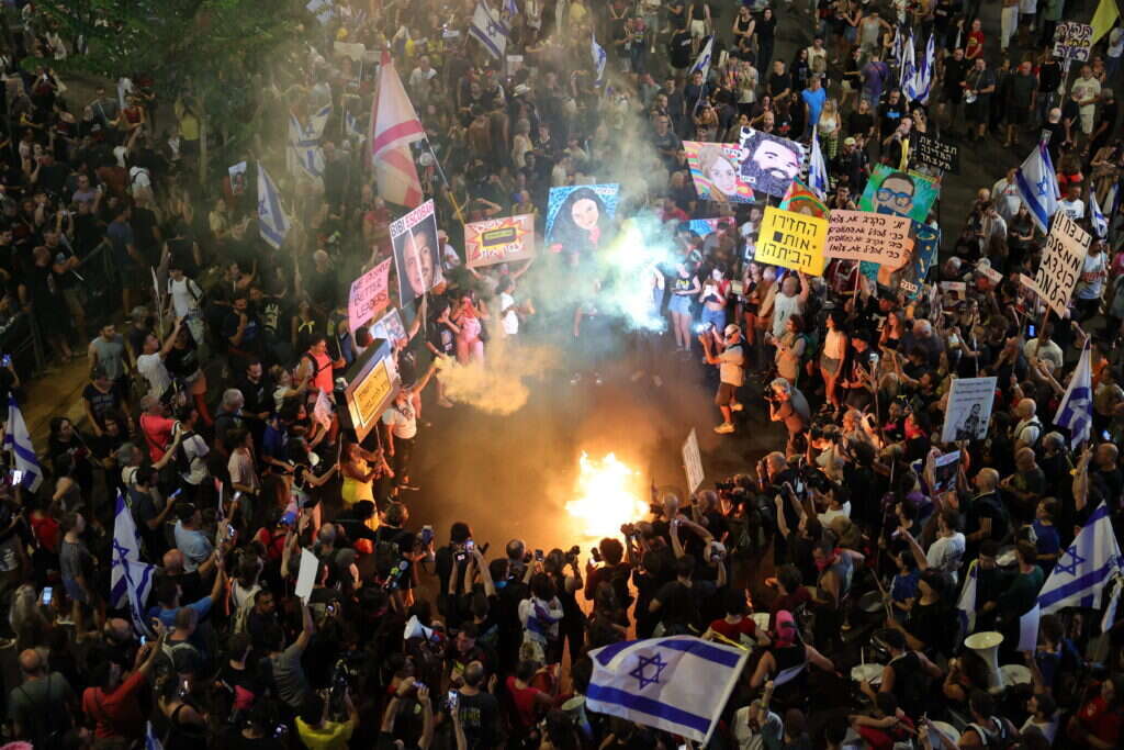 הפגנה בעד עסקה חטופים. | EPA