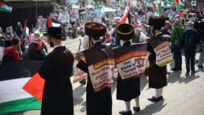 הפגנה אנטי ישראלית בליברפול, אנגליה. | EPA הפגנה אנטי ישראלית בליברפול, אנגליה. | EPA