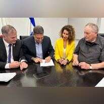 יו״ר מרכז השלטון המקומי חיים ביבס, ראש מינהל הסכמי עבודה ושכר במרכז השלטון המקומי חגית מגן, שר החינוך יואב קיש ויו״ר ארגון המורים העל יסודיים רן ארז. | מרכז השלטון המקומי