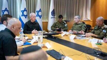 שר הביטחון גלנט בהערכת מצב. | אריאל חרמוני, משרד הביטחון