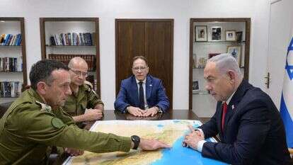 ראש הממשלה בנימין נתניהו עם הרמטכ"ל רב אלוף הרצי הלוי בקריה בתל-אביב. | עמוס בן גרשום לע"מ