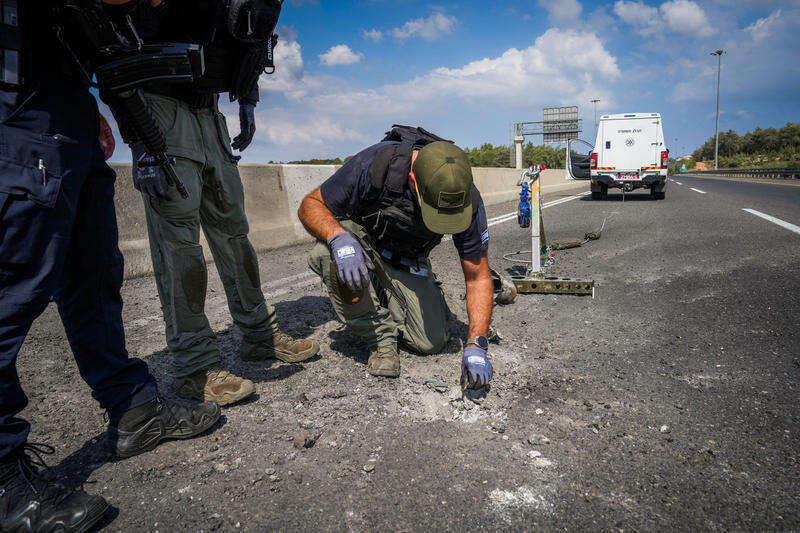 חבלן משטרתי בזירת נפילת טיל באזור צומת גולני. | אייל מרגולין - פלאש 90