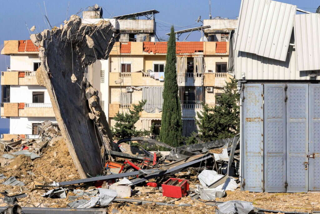 מחסן מושמד בלבנון לאחר תקיפות חיל האוויר. | AFP מחסן מושמד בלבנון לאחר תקיפות חיל האוויר. | AFP