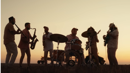 כנפי רוח – ברי סחרוף ופולקעס ( | מסך)