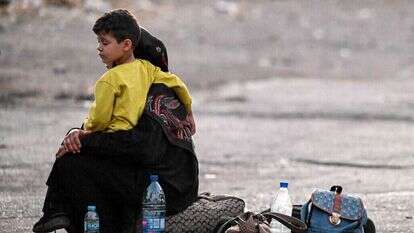 פליטים לבנוניים במעבר גבול סורי-לבנוני. | AFP פליטים לבנוניים במעבר גבול סורי-לבנוני. | AFP