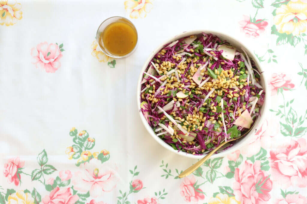 סלט כרוב וחיטה חגיגי. | אפרת ליכטנשטט סלט כרוב וחיטה חגיגי. | אפרת ליכטנשטט