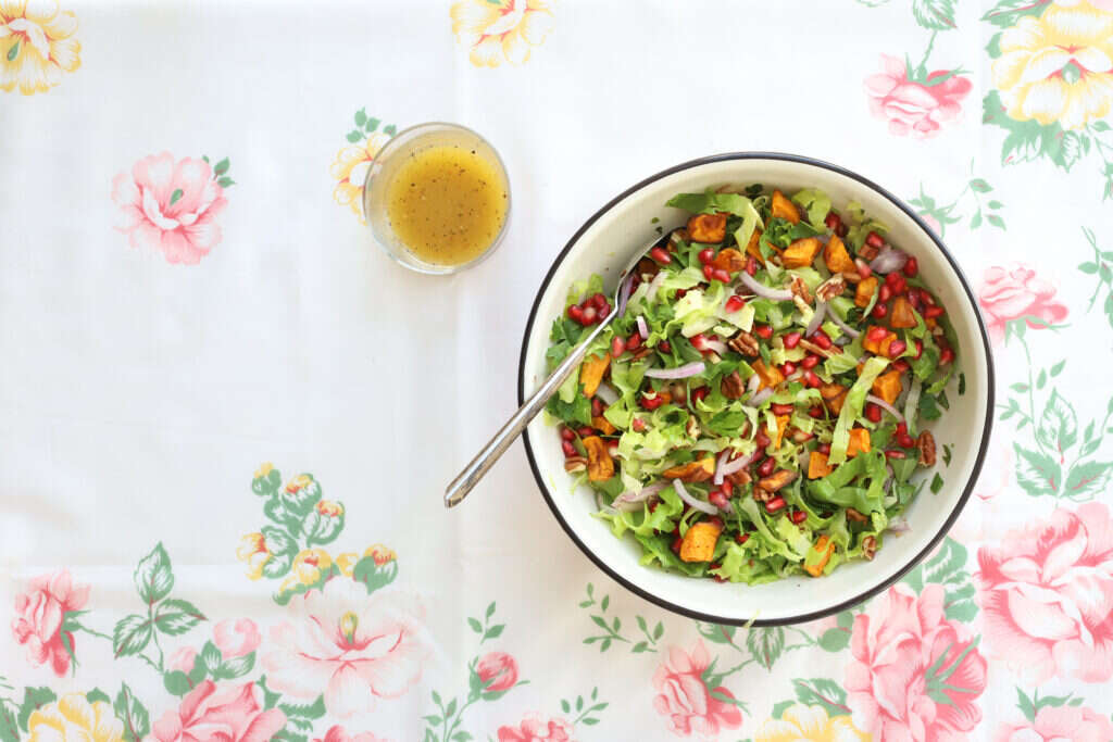 סלט חסה עם בטטה צלויה ורימונים. | אפרת ליכטנשטט סלט חסה עם בטטה צלויה ורימונים. | אפרת ליכטנשטט