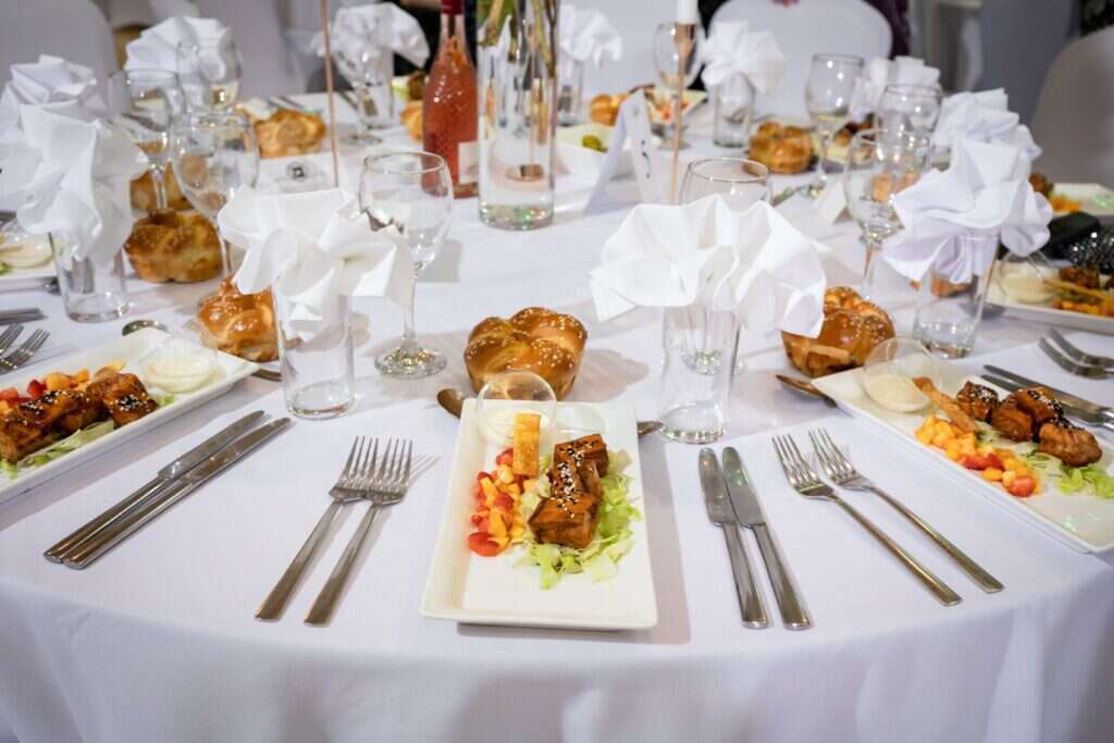 שולחן חג | שאטרסטוק