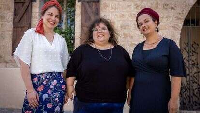 חוויה מתקנת לשנה הקשה. מימין: רחל שרנסקי–דנציגר, חנה גורדון שירה לנקין–שפס. | אריק סולטן חוויה מתקנת לשנה הקשה. מימין: רחל שרנסקי–דנציגר, חנה גורדון שירה לנקין–שפס. | אריק סולטן