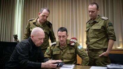 הרמטכ"ל הרצי הלוי ושר הביטחון גלנט באישור תוכניות אחרי התקיפה בדאחייה. הרמטכ"ל הרצי הלוי ושר הביטחון גלנט באישור תוכניות אחרי התקיפה בדאחייה.