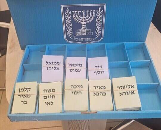 פתקי ההצבעה בבחירות לרבנות הראשית