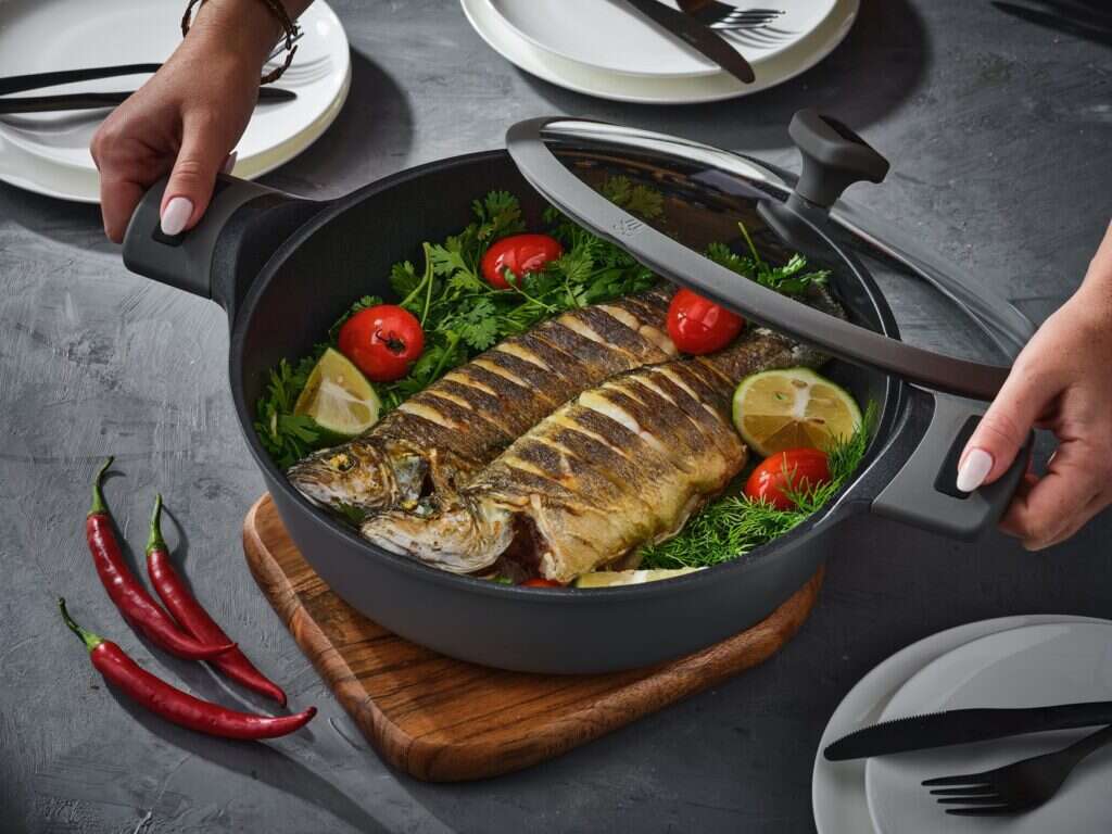 דג לברק שלם צלוי במחבת. | גיל אבירם