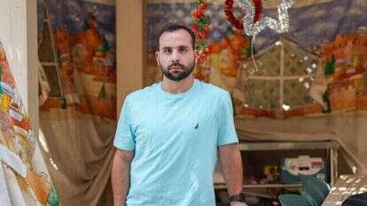 אוריה אלקיים בסוכה בבית הוריו בקריית־שמונה, שלשום. | אייל מרגולין, ג'יני אוריה אלקיים בסוכה בבית הוריו בקריית־שמונה, שלשום. | אייל מרגולין, ג'יני