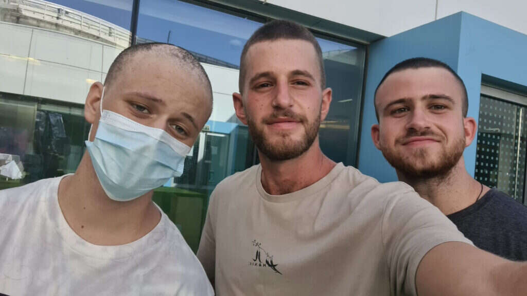 היו איתו בימים ובלילות. עמית, שי ז"ל ורוני טרמין בימי המאבק בסרטן. | מהאלבום משפחתי