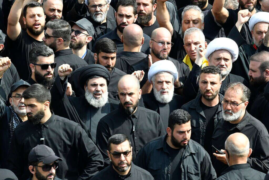 האשם סאפי א-דין (במרכז התמונה, בטורבן השחור) לצד סגנו של נסראללה נעים קאסם (בטורבן הלבן), בצעדה לרגל יום העשורא'א השיעי בביירות, יולי 2024. | EPA