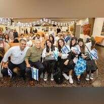 שר העלייה והקליטה ויו״ר הסוכנות היהודית עם עולים שהגיעו מצרפת בסוף אוקטובר 2023, מיד אחרי שפרצה המלחמה | גיא יחיאלי עבור הסוכנות היהודית