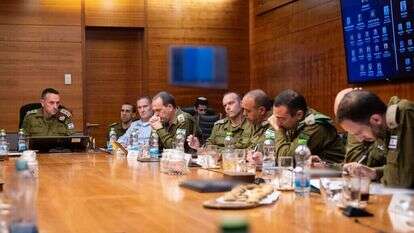 הרמטכ״ל בהערכת מצב בזמן התקיפה בתימן עם חברי פורום המטה הכללי. | דובר צה"ל