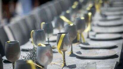 שולחן חג בכיכר החטופים. | מרים אלסטר - פלאש 90 שולחן חג בכיכר החטופים. | מרים אלסטר - פלאש 90