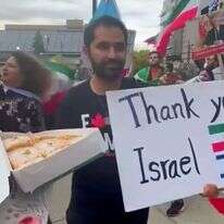 חלוקת ממתקים בעולם הערבי לאחר חיסולו של נסראללה. | מסך מהרשתות הערביות