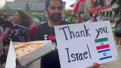 חלוקת ממתקים בעולם הערבי לאחר חיסולו של נסראללה. | מסך מהרשתות הערביות