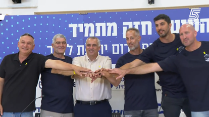 המאמן ברק פלג (מימין) עם ראשי קבוצת מ.כ. עוטף דרום החדשה. | מסך מתוך ערוץ ספורט 5