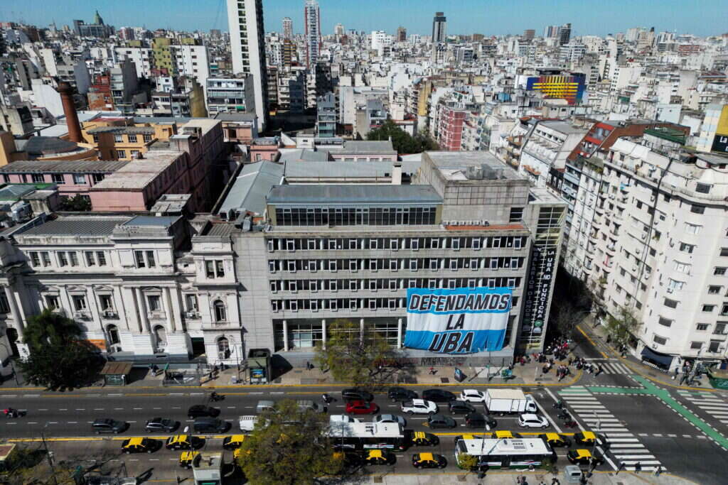 מחאה באוניברסיטת בואנוס איירס נגד קיצוצי הממשלה בארגנטינה. | AFP