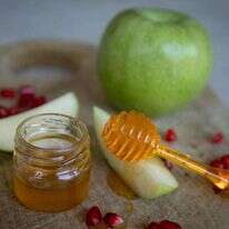Illustration of apple, honey and pomegranate which are traditionally eaten  for the upcoming Jewish New year. September 14, 2023. Photo by Miriam Alster/ Flash90

 *** Local Caption *** רימון
תפוח
דבש
צנצנת דבש
צנצנת
ראש השנה
רימונים
אילוסטרציה
שנה טובה