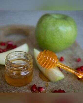 Illustration of apple, honey and pomegranate which are traditionally eaten  for the upcoming Jewish New year. September 14, 2023. Photo by Miriam Alster/ Flash90

 *** Local Caption *** רימון
תפוח
דבש
צנצנת דבש
צנצנת
ראש השנה
רימונים
אילוסטרציה
שנה טובה