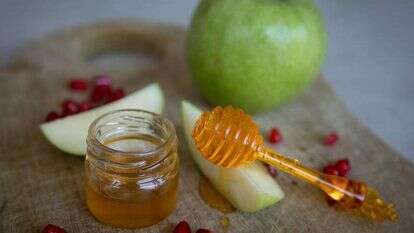 Illustration of apple, honey and pomegranate which are traditionally eaten  for the upcoming Jewish New year. September 14, 2023. Photo by Miriam Alster/ Flash90

 *** Local Caption *** רימון
תפוח
דבש
צנצנת דבש
צנצנת
ראש השנה
רימונים
אילוסטרציה
שנה טובה