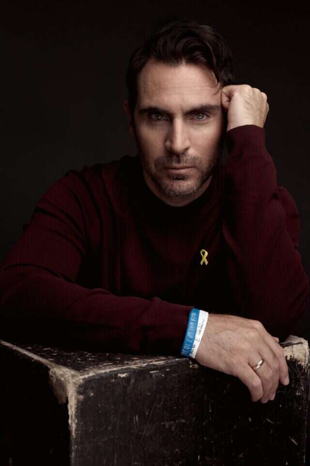 תמיר סטיינמן. | שילת מזרחי, עוזרת צלמת: לינור יעקב, סטיילינג: איה מלמד, איפור ושיער: דניאל בר דוד, פרחים: טל אבלמן