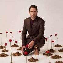 תמיר סטיינמן. | שילת מזרחי, עוזרת צלמת: לינור יעקב, סטיילינג: איה מלמד, איפור ושיער: דניאל בר דוד, פרחים: טל אבלמן