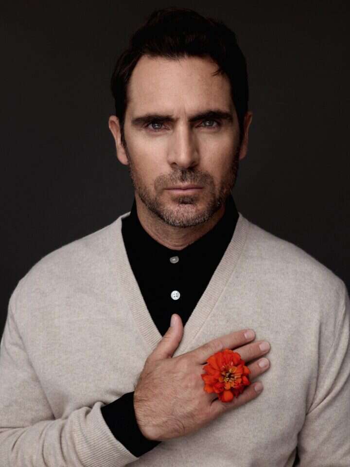 תמיר סטיינמן. | שילת מזרחי, עוזרת צלמת: לינור יעקב, סטיילינג: איה מלמד, איפור ושיער: דניאל בר דוד, פרחים: טל אבלמן