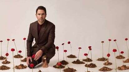 תמיר סטיינמן. | שילת מזרחי, עוזרת צלמת: לינור יעקב, סטיילינג: איה מלמד, איפור ושיער: דניאל בר דוד, פרחים: טל אבלמן