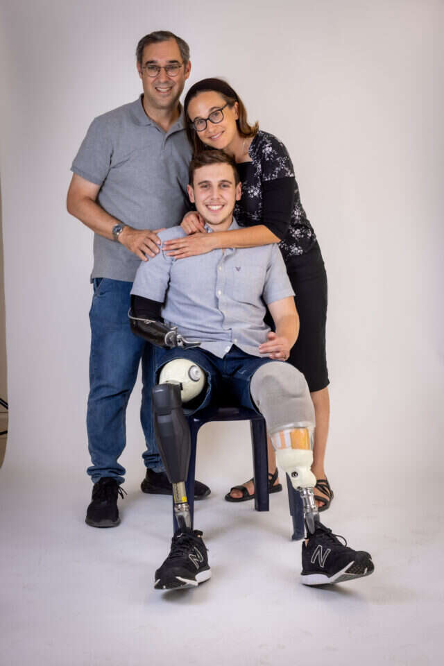 "הם יודעים גם לשחרר כשצריך". ארי עם הוריו לאה וגבי שפיץ בסט הצילומים המאולתר במחלקת השיקום. | אריק סולטן