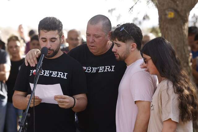 "לוויה הרבה יותר קשה מהראשונה, כי אתה כבר מבין". בכר וילדיו בקבורה מחדש בבארי. | דוברות קיבוץ בארי "לוויה הרבה יותר קשה מהראשונה, כי אתה כבר מבין". בכר וילדיו בקבורה מחדש בבארי. | דוברות קיבוץ בארי