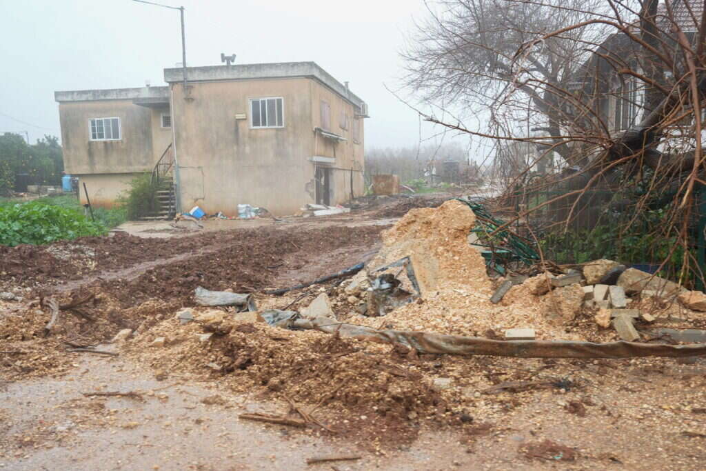 "בכל פעם שראיתי תמונות ממטולה, היה לי קשה מאוד להמשיך בכתיבה". חצר בית במושבה המופגזת. | אייל מרגולין- ג'יני