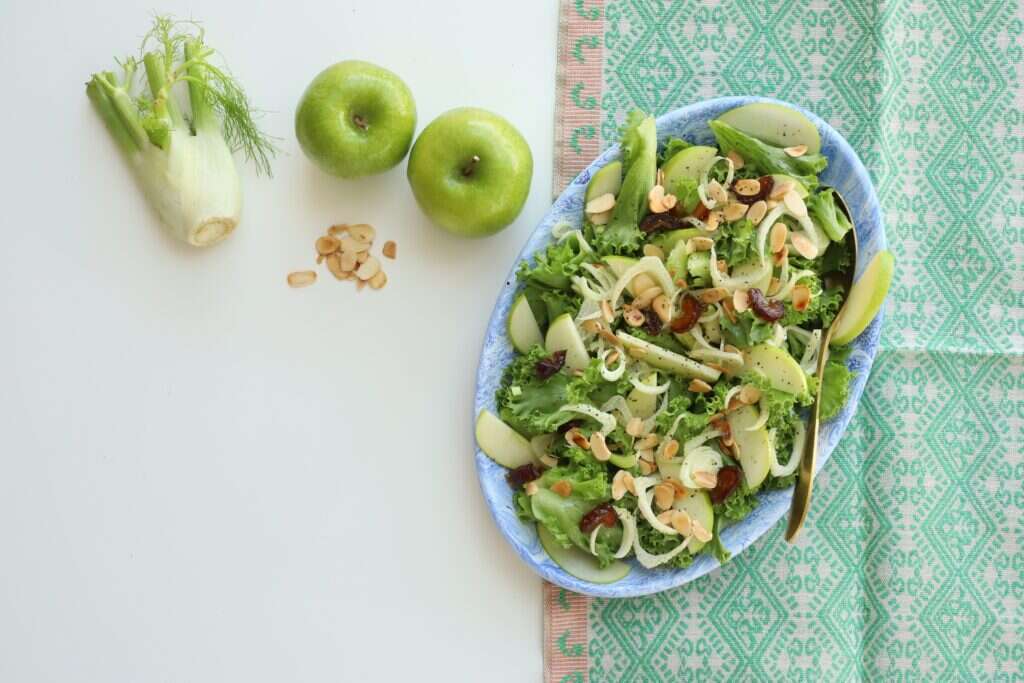 סלט חסה עם תפוחים ותמרים | אפרת ליכטשנטט
